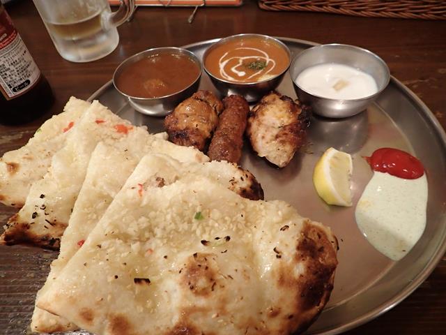 Tandoori plate with curry and garlic naan