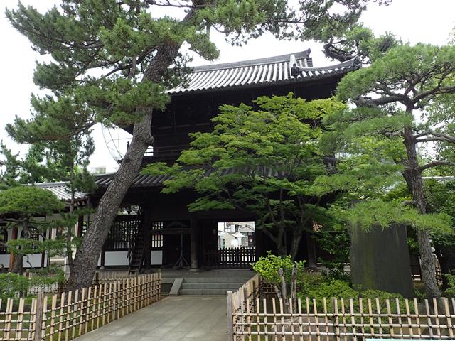 Buddhist wooden gate at Sengakuki Temple