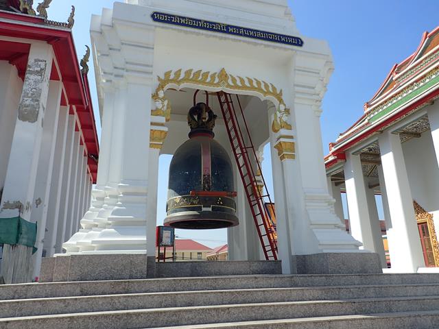 Large bell at Wat Kalayanamitra
