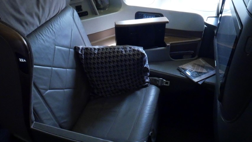 Business Class seat on Singapore Airlines B777-300ER