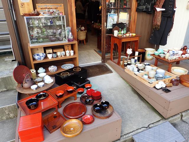 Japanese gift stores close to Nezu Shrine