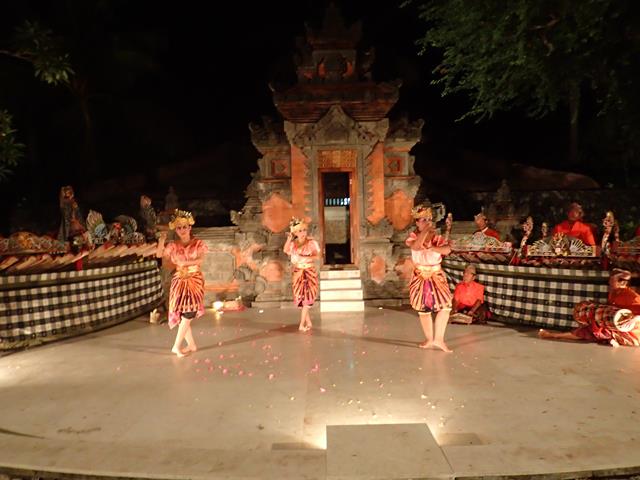 Balinese dance performance at Pasar Senggol Nusa Dua