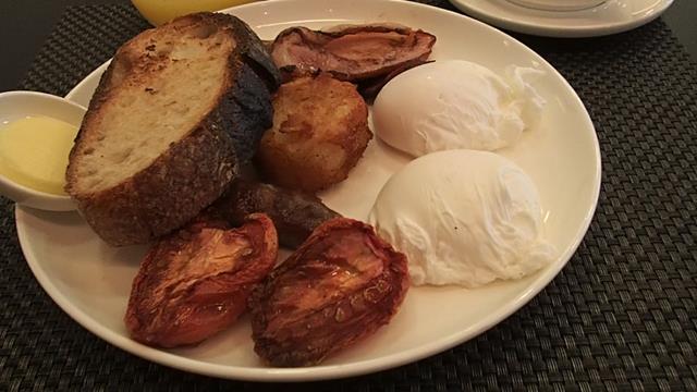 Signature Breakfast at the Qantas First Class Lounge