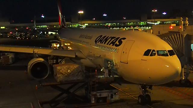 Flight Review Qantas QF82 A330-300 Business Class Singapore to Sydney