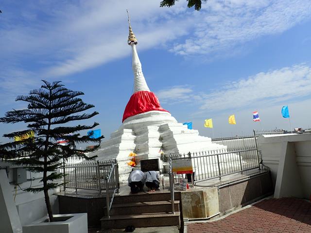 Leaning pagoda at Wat Poramaiyikawat