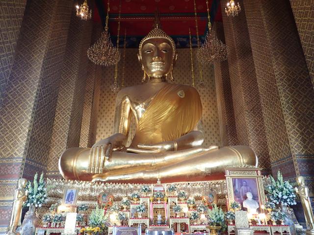 Wat Kalayanamitra – Large Sitting Buddha Temple in Bangkok