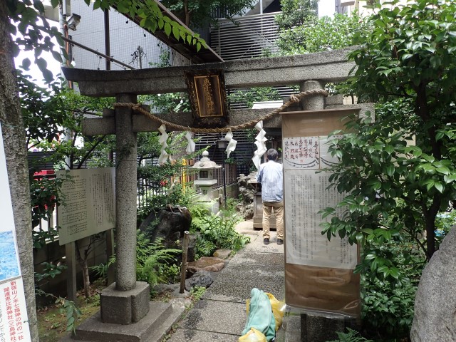 Small shrine at Inariko Shrine