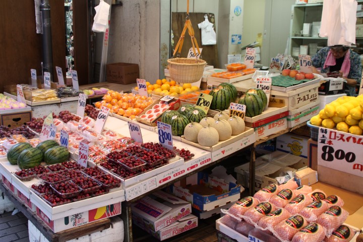 Fruit in the markets in Ameya Yokocho