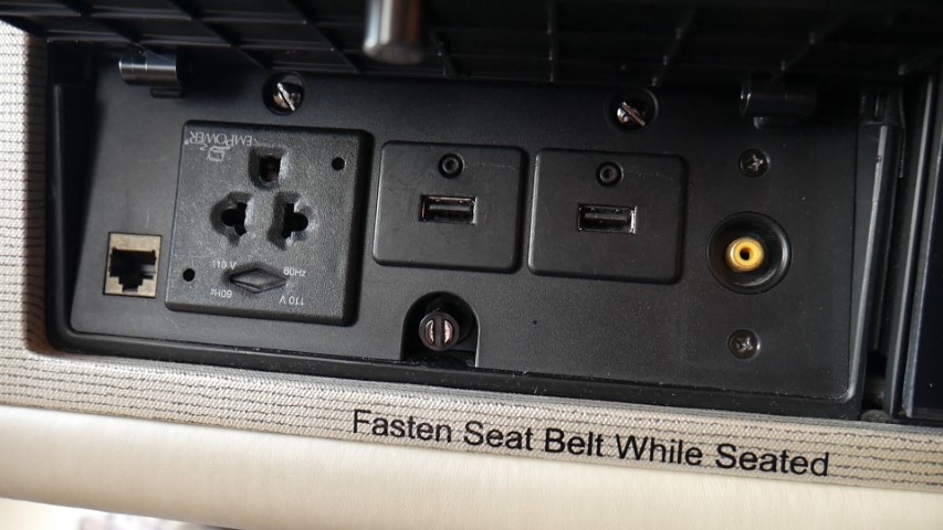 USB Ports at the seat onboard SQ A380