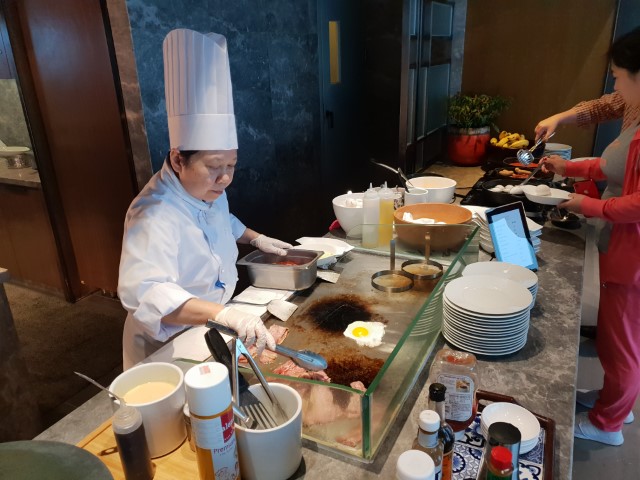 Chef cooking breakfast at the Club Lounge Grand Hyatt Macau