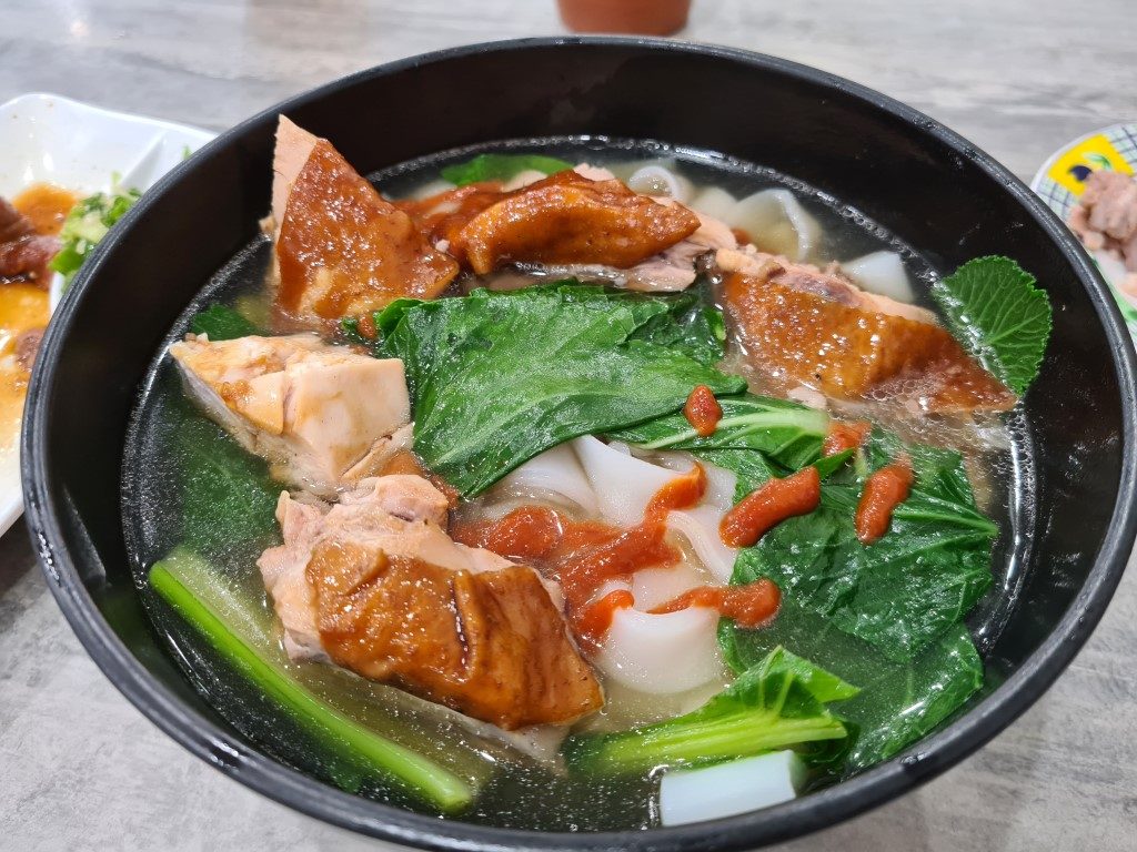 Steaming bowl of soy chicken noodle soup (油雞湯麵) at Sun Ming BBQ Restaurant in Parramatta, Sydney – tender soy-braised chicken, egg noodles in rich savoury broth with fresh green