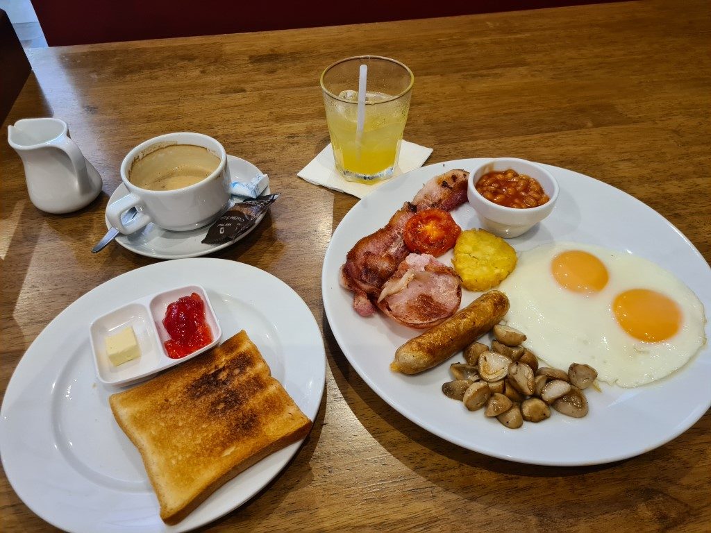 Bahtbuster Breakfast at Red Lion British Pub Soi 13 Bangkok