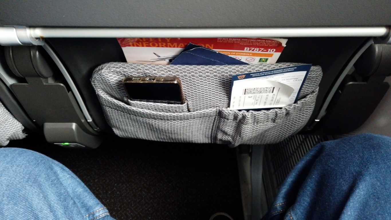 Storage pockets in Economy Class Singapore Airlines B787-10