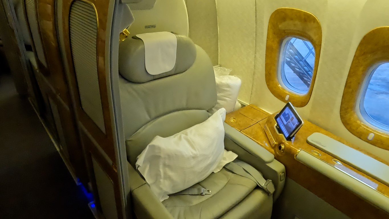 Flight Review EMIRATES FIRST CLASS SUITE B777-300ER Jakarta to Dubai