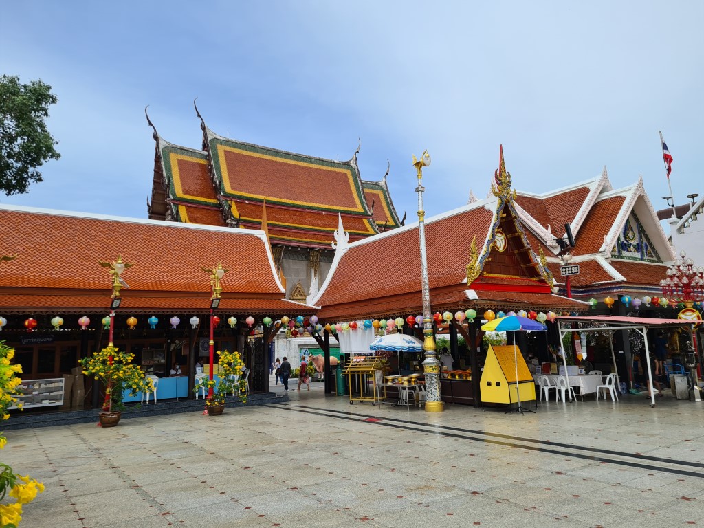 Wat Intharawihan Bangkok