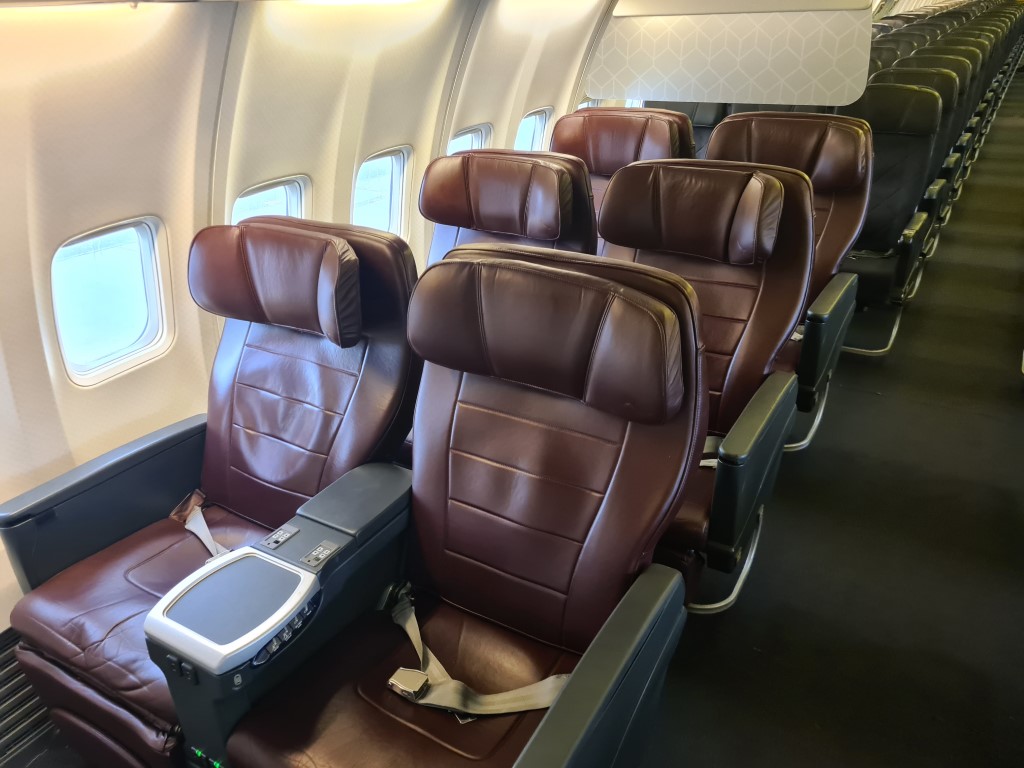 Business Class Seats on Qantas B737-800