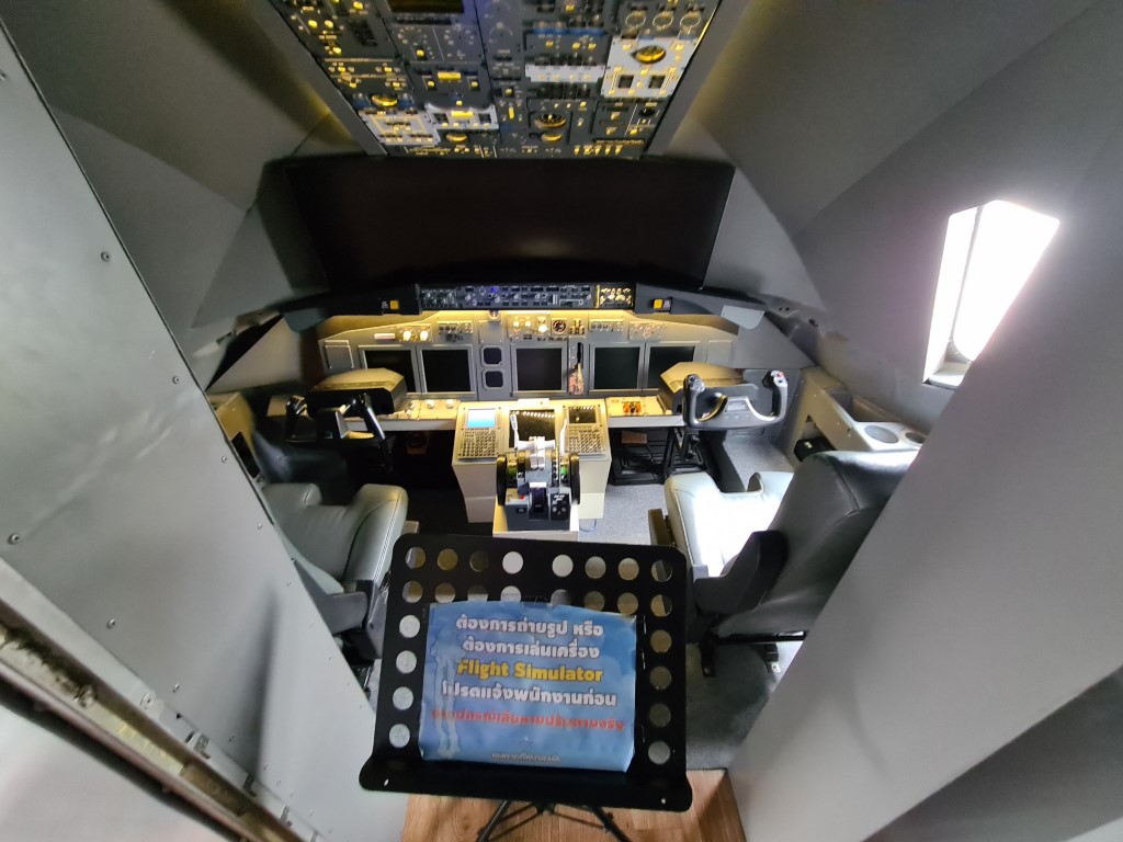 Cockpit of the MD-82
