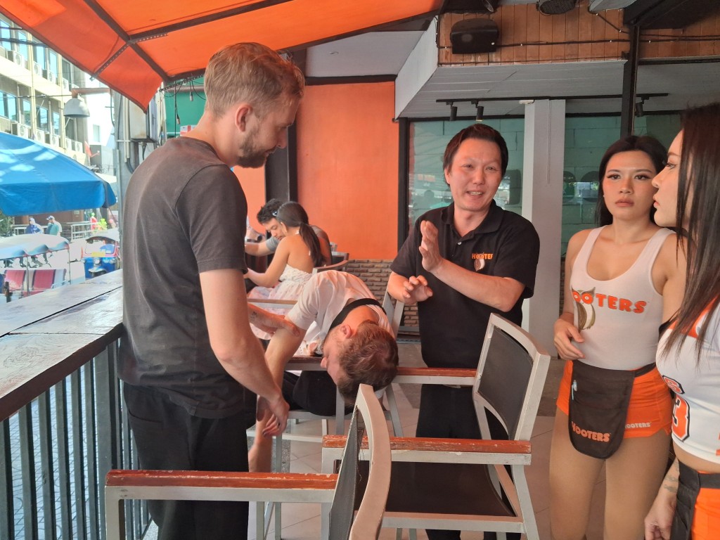 Hooters Soi 4 Sukhumvit Bangkok