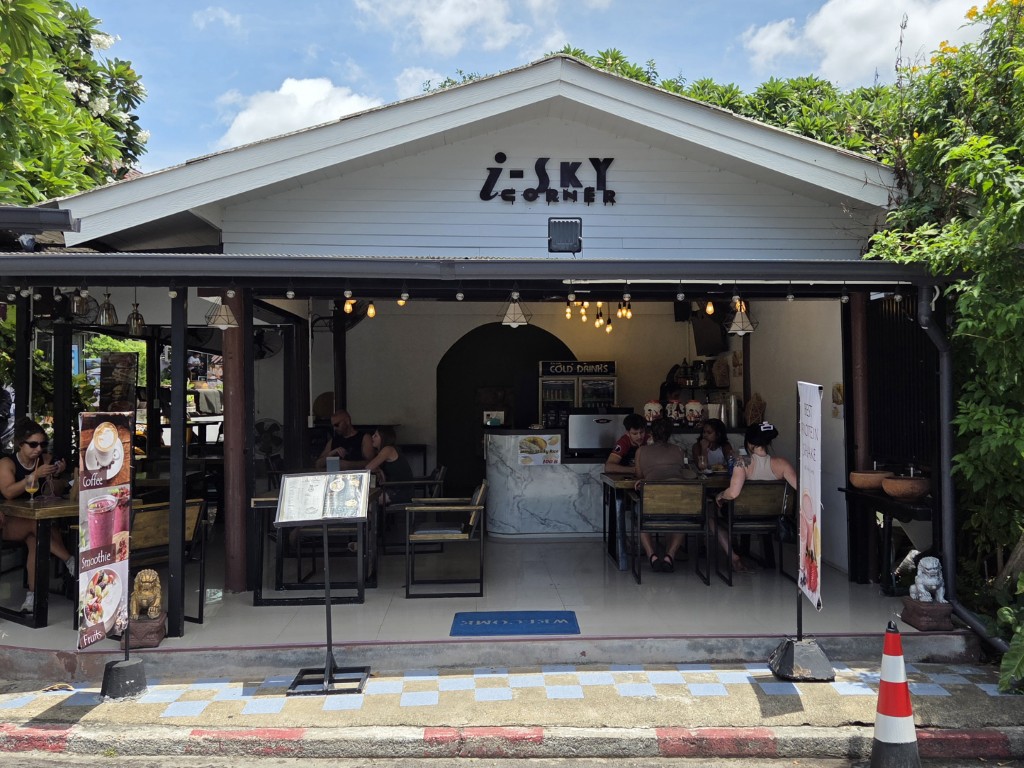 Front of i-Sky Corner Cafe Lamai Beach